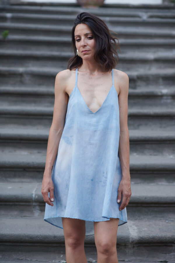 VESTITO CON SCOLLATURA DIETRO INCROCIATA A CAPPUCCIO SETA E COTONE BIO